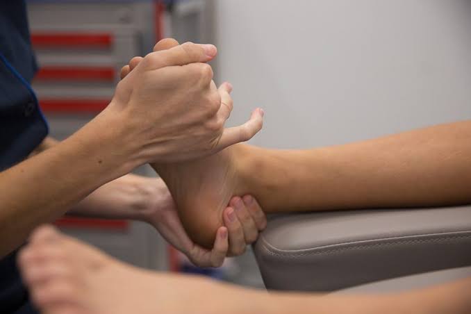 Heel pain से राहत पाने के लिए अरंडी के पत्तों का तेल बनाकर ऐसे लगाएं 7 Sendha namak Heel pain relief