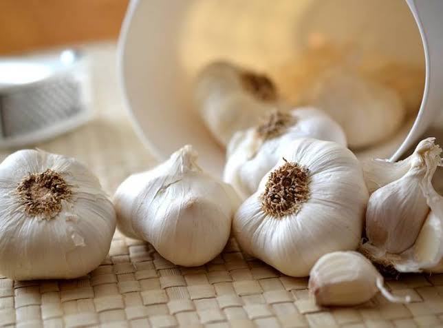 Heel pain से राहत पाने के लिए अरंडी के पत्तों का तेल बनाकर ऐसे लगाएं 6 Garlic Heel pain relief
