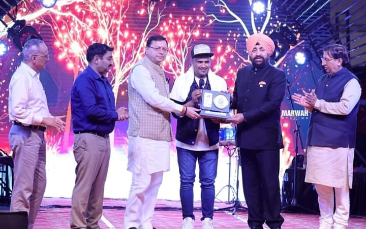 यूट्यूब से गायब हुआ इंदर आर्य गुलाबी शरारा, जानिए किस तरह एक शेफ से सिंगर बने इंदर आर्य 3 Singer Inder Arya Biography