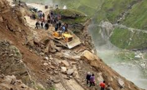 बागेश्वर में भूस्खलन से सड़कें बंद, यातायात बाधित 1