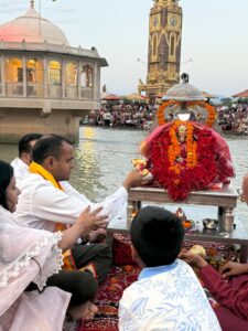 नवागंतुक जिलाधिकारी मयूर दीक्षित ने हरकी पैड़ी पहुंचकर पूजा अर्चना की तथा मां गंगा आरती में शामिल हुए 1