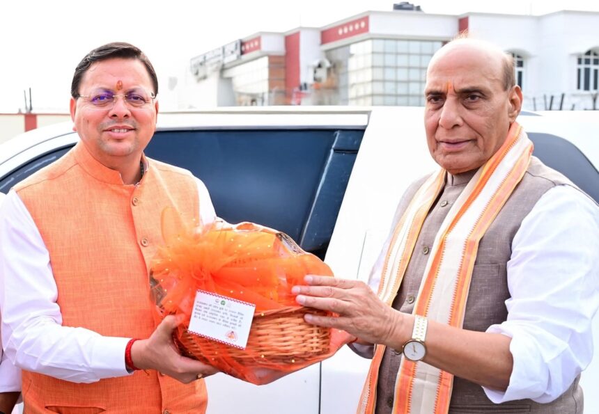 मुख्यमंत्री धामी ने जौलीग्रांट एयरपोर्ट पर केंद्रीय रक्षा मंत्री श्री राजनाथ सिंह के देवभूमि उत्तराखण्ड से प्रस्थान पर उन्हें चारों धामों का प्रसाद भेंट किया 1