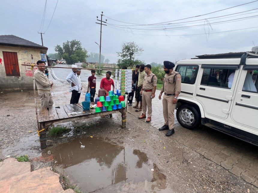पहाड़ों पर लगातार हो रही भारी वर्षा के चलते गंगा नदी का जलस्तर काफी बढ़ा 1