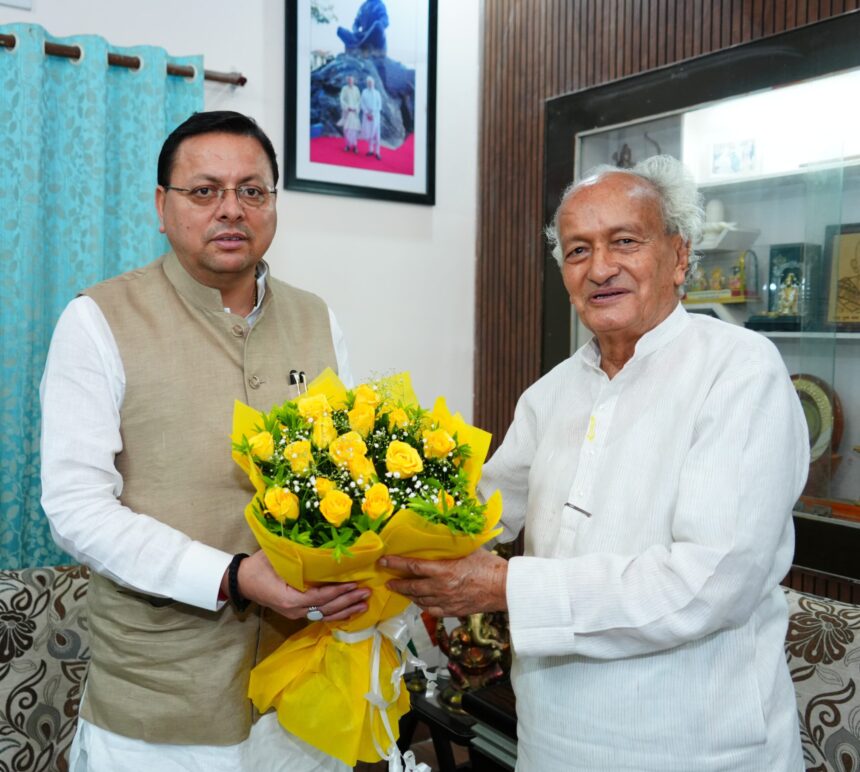मुख्यमंत्री ने पूर्व मुख्यमंत्री एवं महाराष्ट्र के पूर्व राज्यपाल श्री भगत सिंह कोश्यारी के आवास पर पहुंच कर उनसे मुलाक़ात की 1