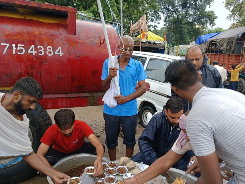 स्वामी दर्शनानन्द इंस्टिट्यूट ऑफ मैंनेजमेंट एण्ड टैक्नोलॉजी द्वारा कांवड़ सेवा शिविर में हलवा चने का भण्डारा लगाया 1