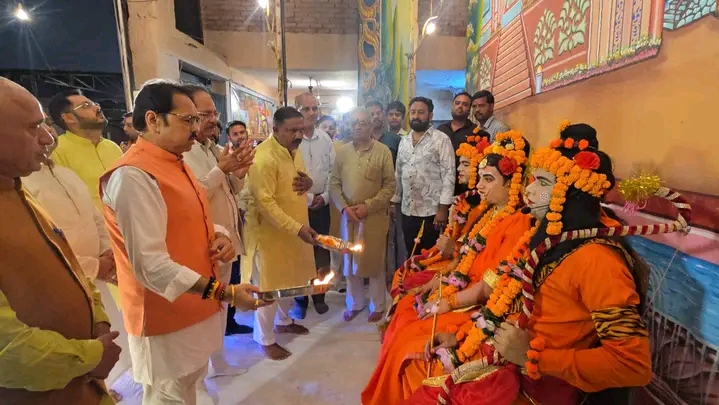 श्री रामलीला समिति के रंग मंच पर बुधवार की रात केवट संवाद दशरथ मरण एवं भरत मिलाप लीला का किया गया मंचन अतिथियों ने मर्यादा पुरुषोत्तम श्री राम लक्ष्मण की आरती कर प्राप्त किया आशीर्वाद 1