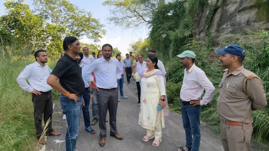 PDNA की टीम ने जनपद में आपदा प्रभावित एवं भूस्खलन क्षेत्रों का भ्रमण एवं सर्वेक्षण किया 1