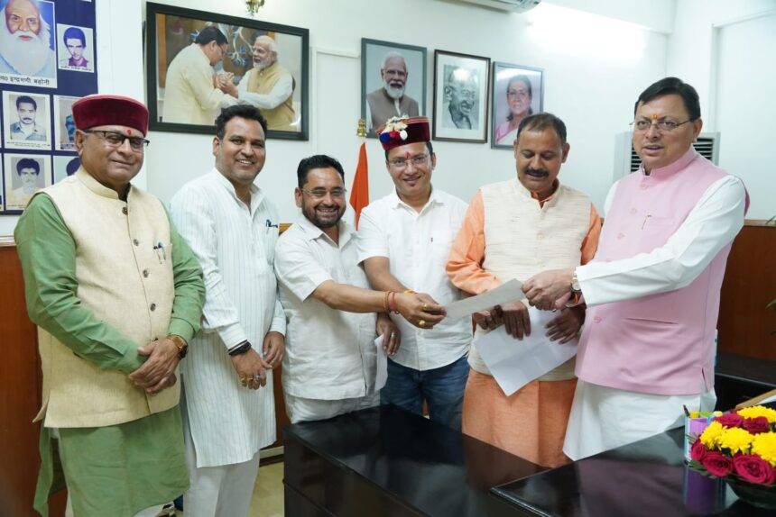 मुख्यमंत्री धामी से सचिवालय में विधायकों ने भेंट की 1