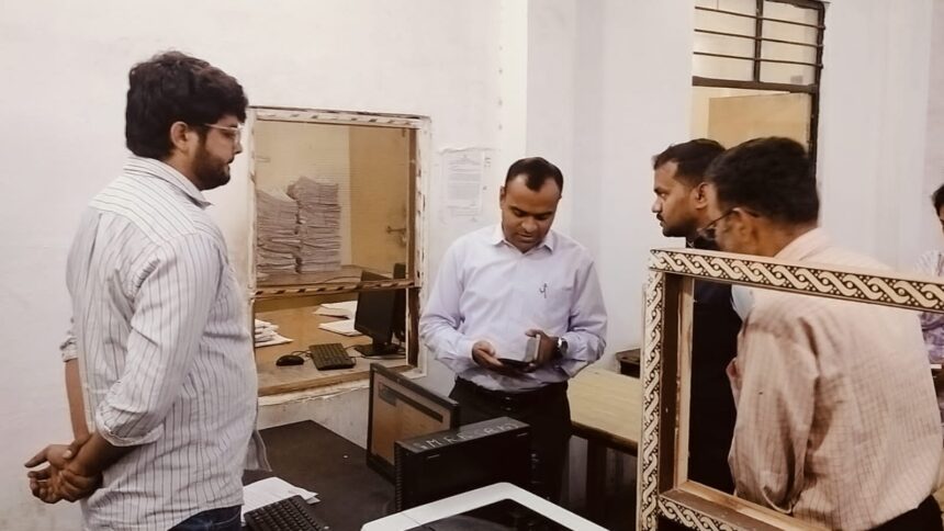 आमजनमानस की समस्याओं के त्वरित निराकरण करने अधिकारियों एवं कार्मिकों की समयबद्धता एवं शतप्रतिशत उपस्थिति सुनिश्चित कराए जाने के लिए जिलाधिकारी ने तहसील रुड़की का किया औचक निरीक्षणl 1