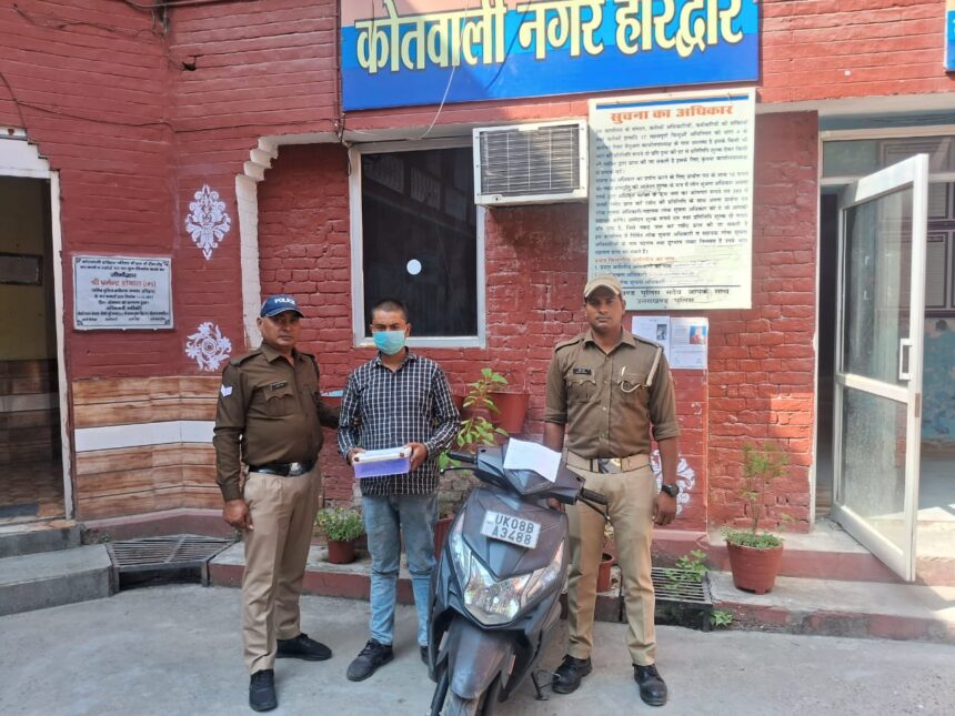 वारदात को अंजाम देने की फिराक में घूम रहा स्कूटी सवार संदिग्ध आया पुलिस की गिरफ्त में, कब्जे से तंमचा व जिन्दा कारतूस 1