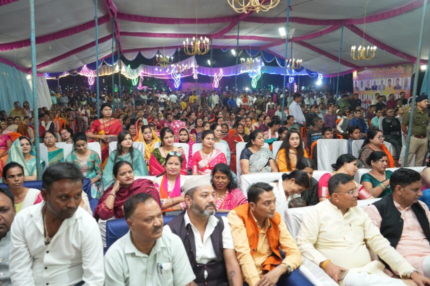 मुख्यमंत्री ने खटीमा में आयोजित सूर्य षष्ठी व्रत महोत्सव (छठ पूजा) के कार्यक्रम में बतौर मुख्यातिथि प्रतिभाग किया 1