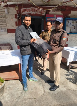 शाहजहांपुर निवासी यात्री के खोये लैपटॉप को जीआरपी ने ढूंढ़कर किया सुपुर्द 1