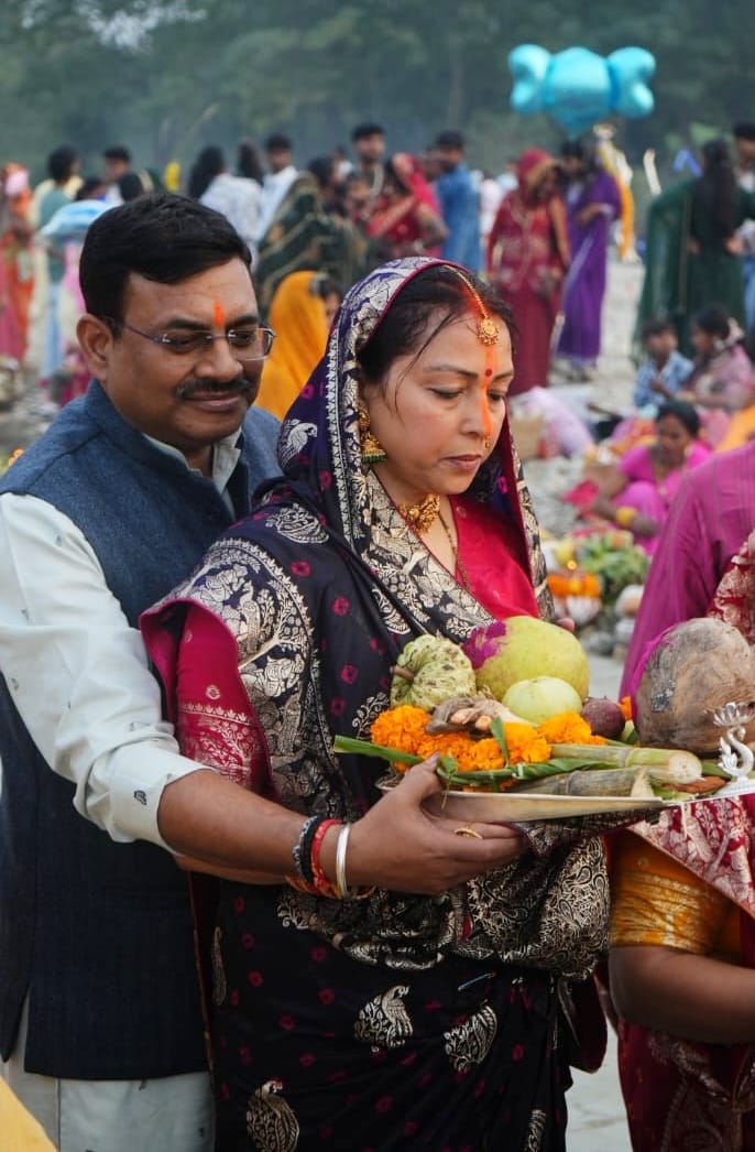 मुख्य सचिव ने अस्ताचलगामी सूर्य को अर्घ्य देते हुए सूर्यदेव एवं छठी मैया से प्रदेशवासियों के सुखी संपन्न एवं खुशहाल जीवन की कामना की 1