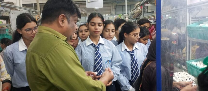 एस0डी0आई0एम0 के छात्र-छात्राओं ने ‘ग्रेट वाईट ग्लोबल प्रा0लि0’ का औद्योगिक भ्रमण 1