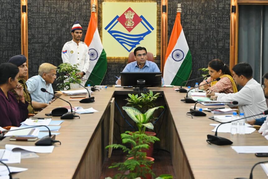 public utilities यथा बिजली लाइन, पेयजल,सीवरेज, गैस पाइपलाइन भूमिगत लिए रात को सड़क खोदने की अनुमति अवश्य दी जा रही है; पर प्रशासन की QRT रखेगी पैनी नजर: डीएम 1