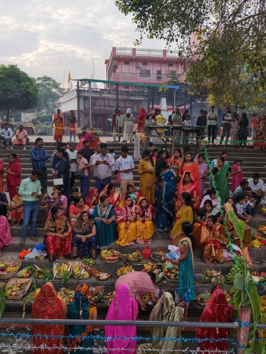 उगते सूर्य को अर्घ्य देकर छठ पूजा हुई संपन्न, जल ग्रहण कर छठ व्रतियों ने किया व्रत का पारण 1